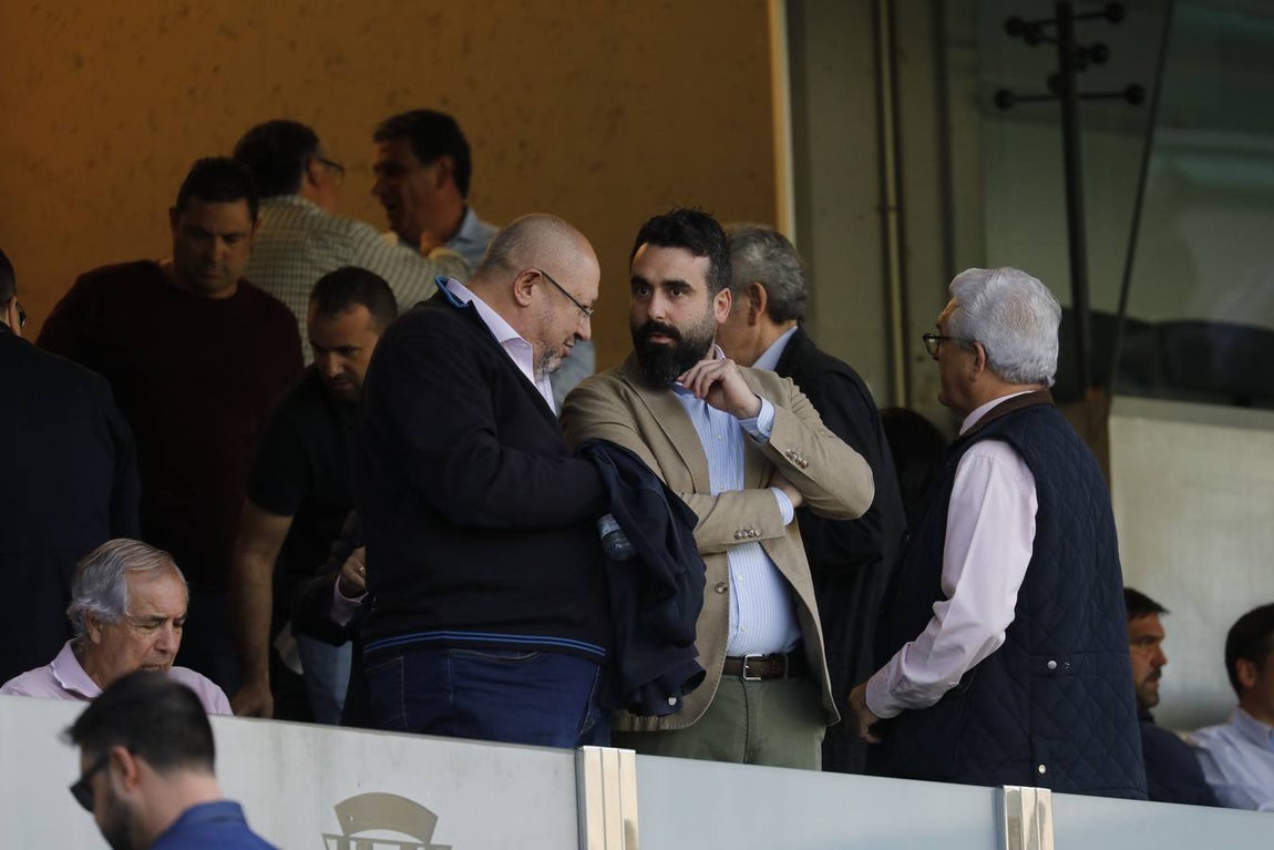 Tifo y buen ambiente en las gradas en el Córdoba CF-San Fernando