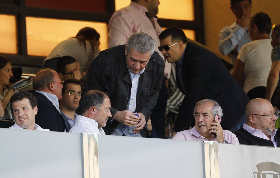 Tifo y buen ambiente en las gradas en el Córdoba CF-San Fernando