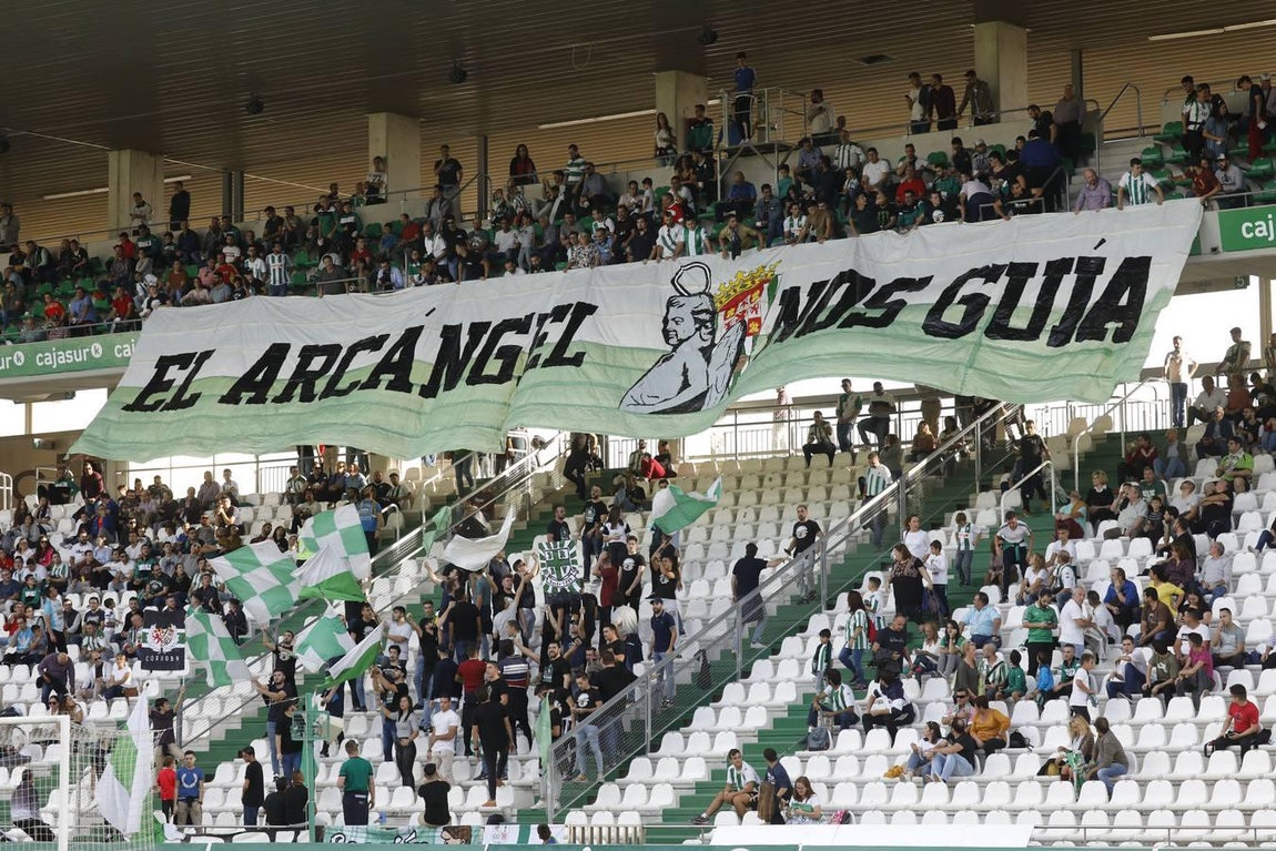 Tifo y buen ambiente en las gradas en el Córdoba CF-San Fernando