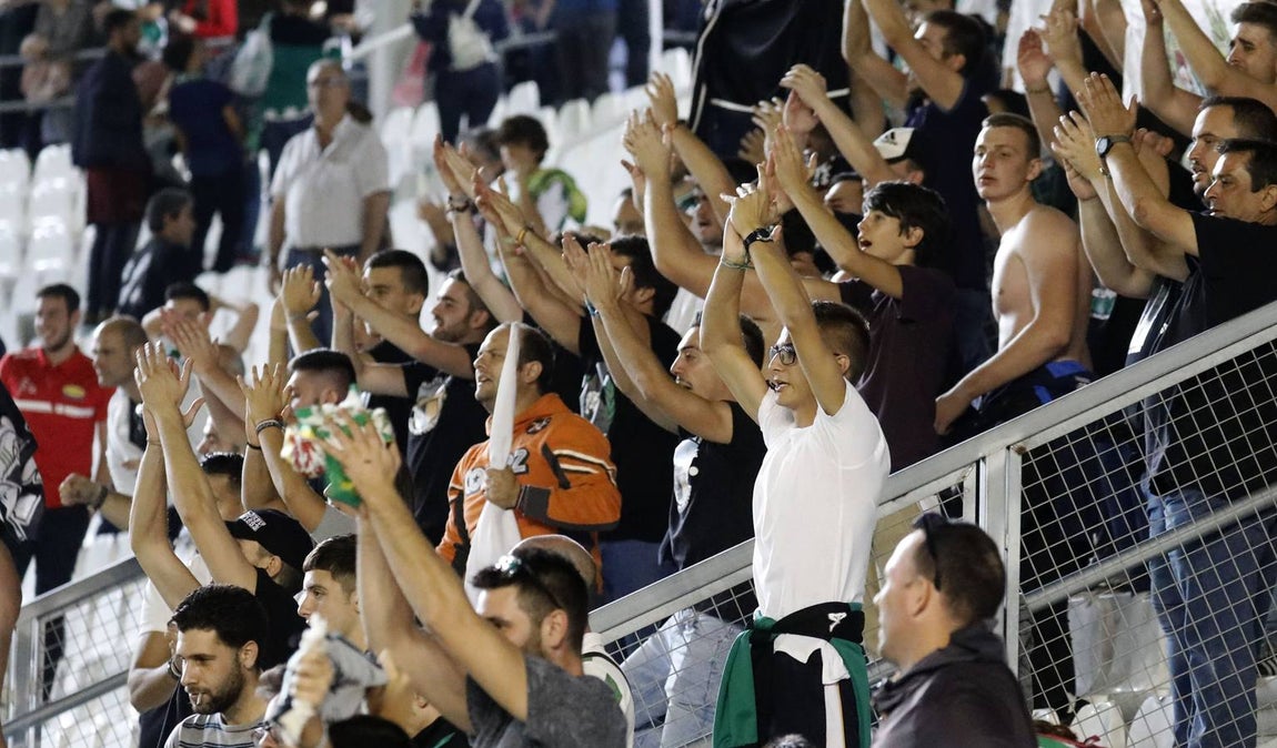 Tifo y buen ambiente en las gradas en el Córdoba CF-San Fernando
