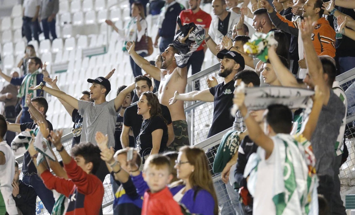 Tifo y buen ambiente en las gradas en el Córdoba CF-San Fernando