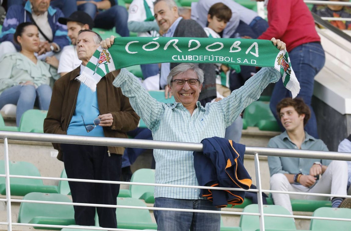 Tifo y buen ambiente en las gradas en el Córdoba CF-San Fernando