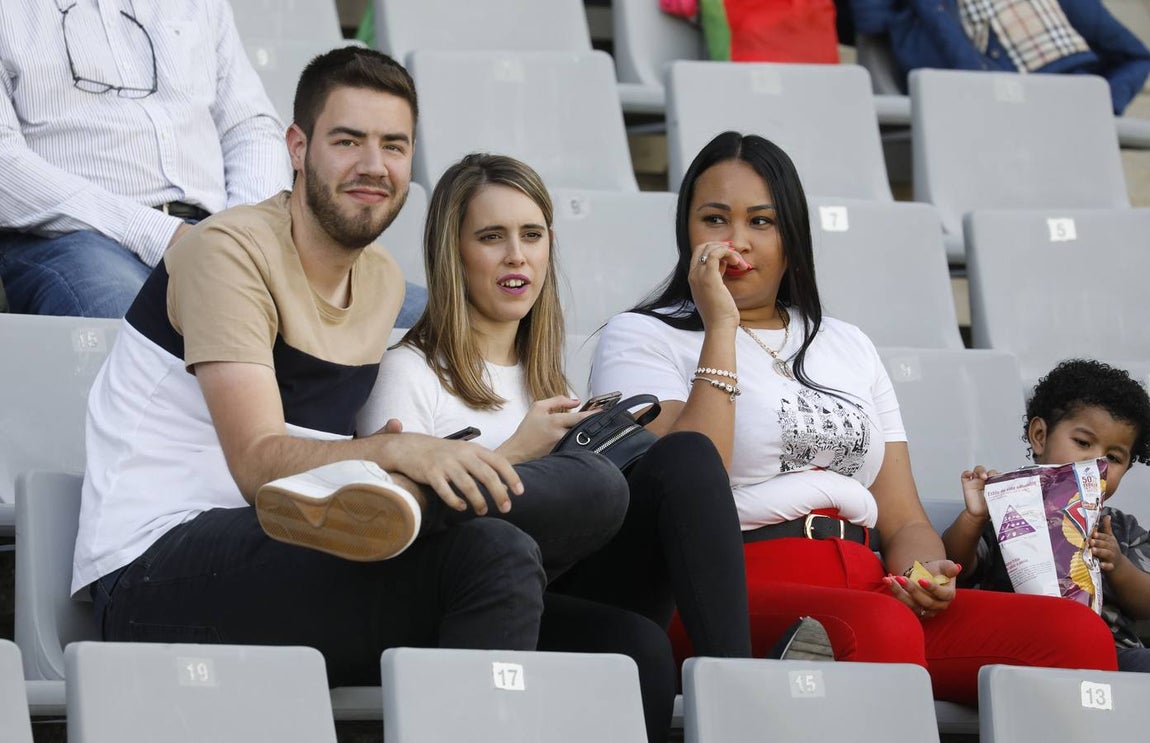 Tifo y buen ambiente en las gradas en el Córdoba CF-San Fernando