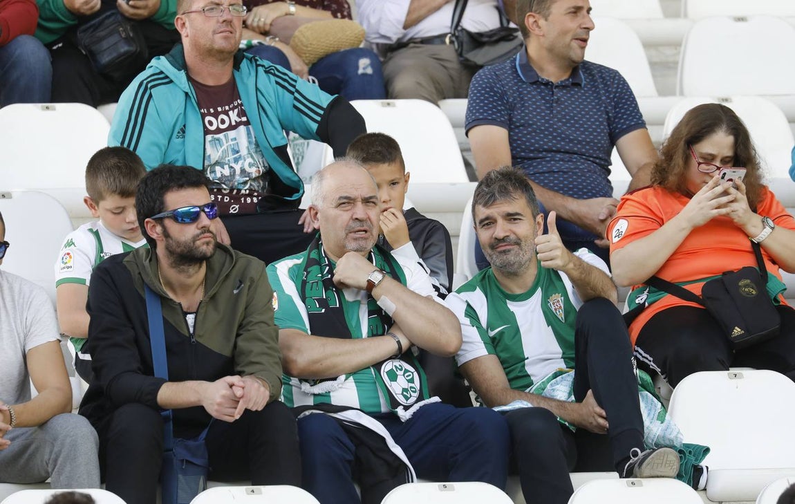 Tifo y buen ambiente en las gradas en el Córdoba CF-San Fernando
