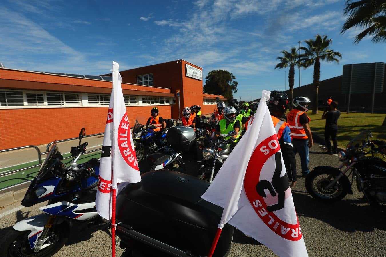 Un millar de moteros, contra los guardarraíles sin protección