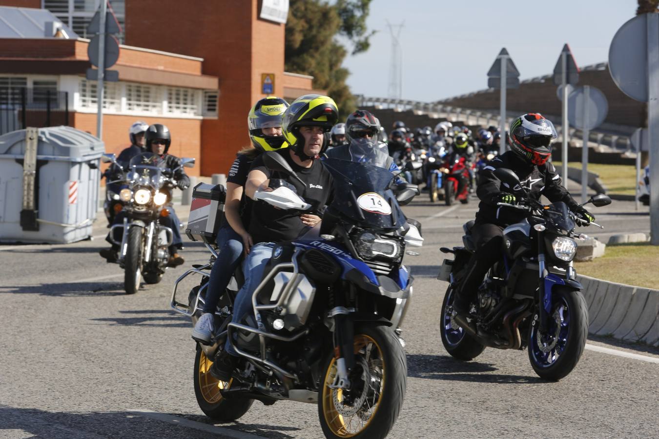 Un millar de moteros, contra los guardarraíles sin protección