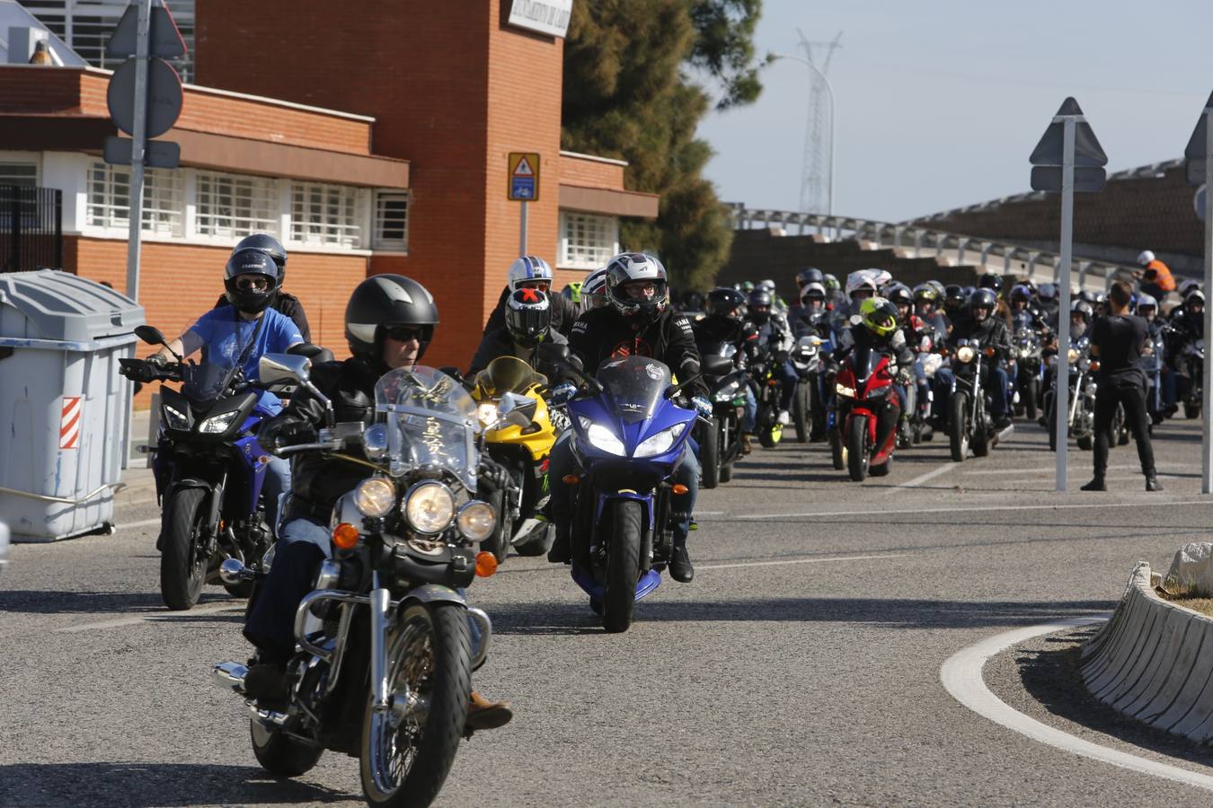 Un millar de moteros, contra los guardarraíles sin protección