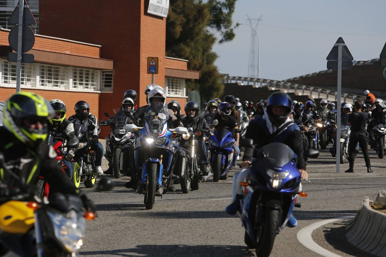 Un millar de moteros, contra los guardarraíles sin protección