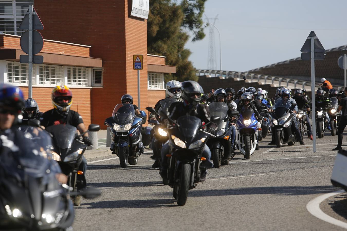 Un millar de moteros, contra los guardarraíles sin protección