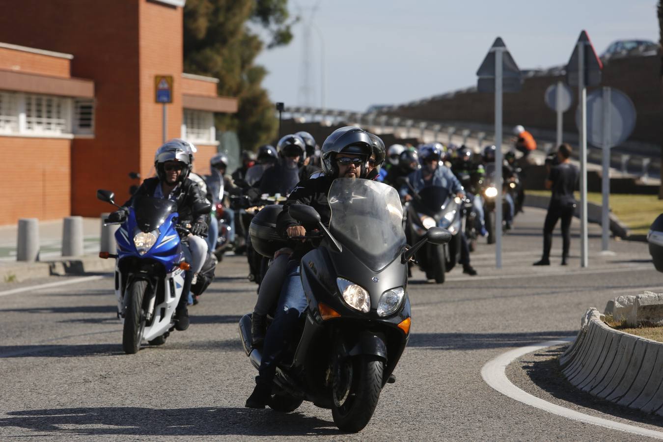 Un millar de moteros, contra los guardarraíles sin protección