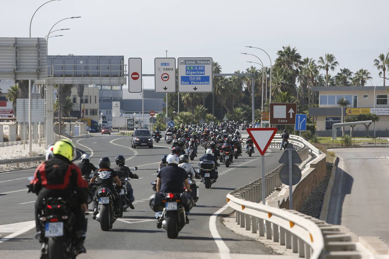 Un millar de moteros, contra los guardarraíles sin protección