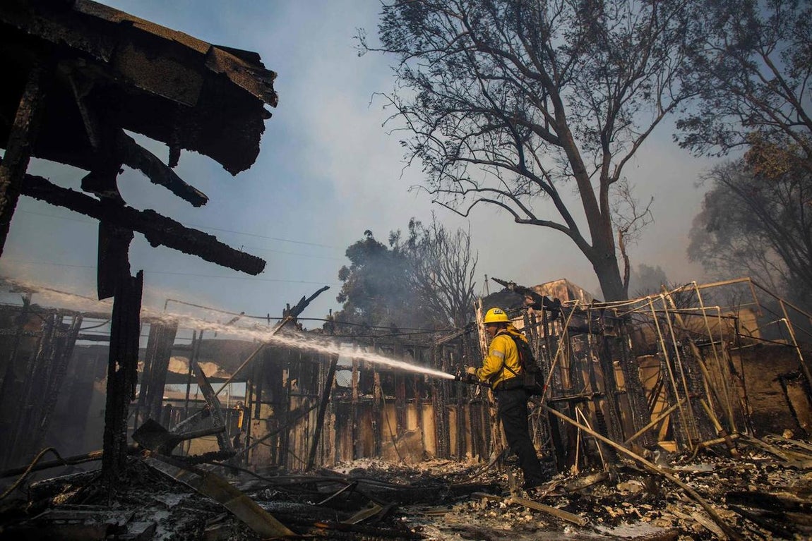 En imágenes: los vientos avivan el fuego en California