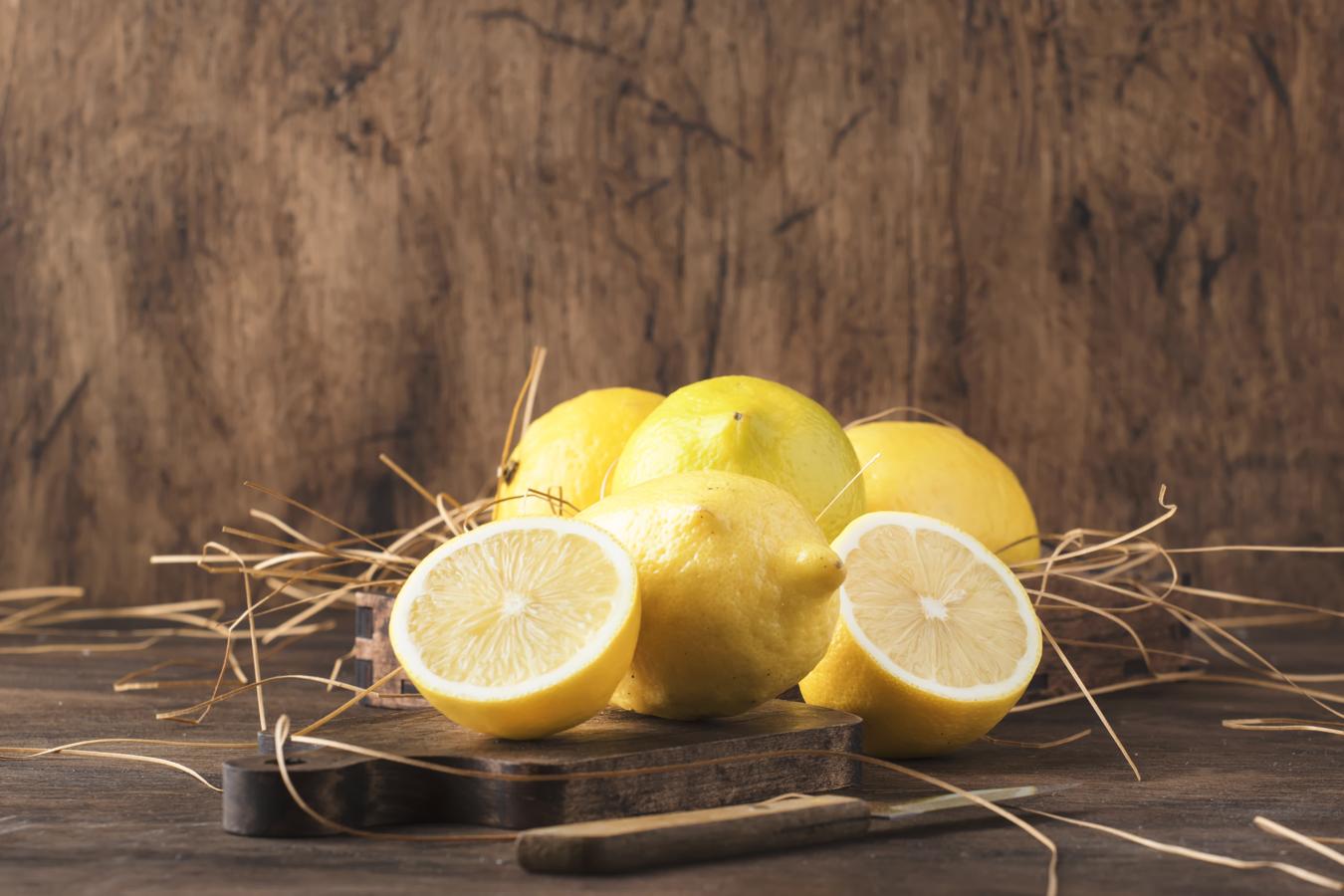 Limón. Esta fruta puede encontrarse todo el año y hay que evitar las piezas que se presenten deshidratadas o blandas. Es una fruta muy rica en vitamina C y por sus propiedades antioxidantes. Un truco para guardar el limón y evitar que se reseque es tapar la mitad con la otra que hayamos cortado, uniéndolas con un palillo.