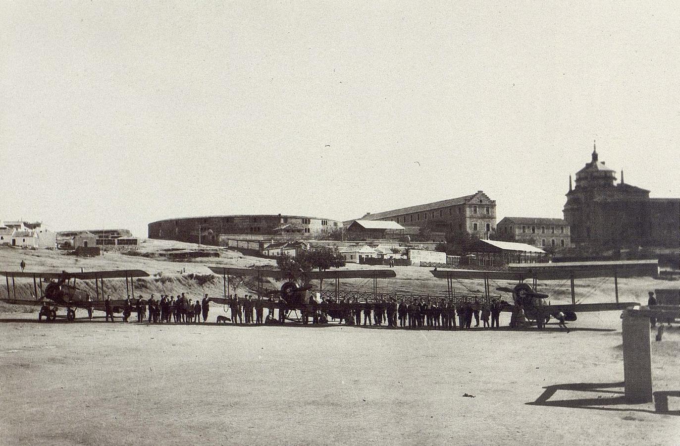 Aviones Avro de la Escuela de Alcalá de Henares en el Polígono de Tiro de Toledo el 25 de octubre de 1924. Fotografía de Rodríguez. Archivo Histórico Provincial de Toledo. 