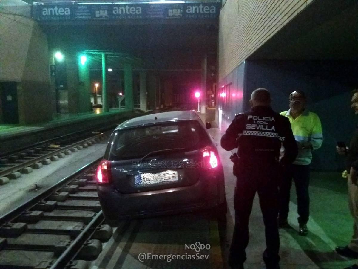 Un conductor circula por error por una vía hasta Santa Justa