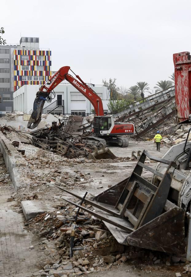 En imágenes, la demolición del Pabellón de la Juventud de Córdoba