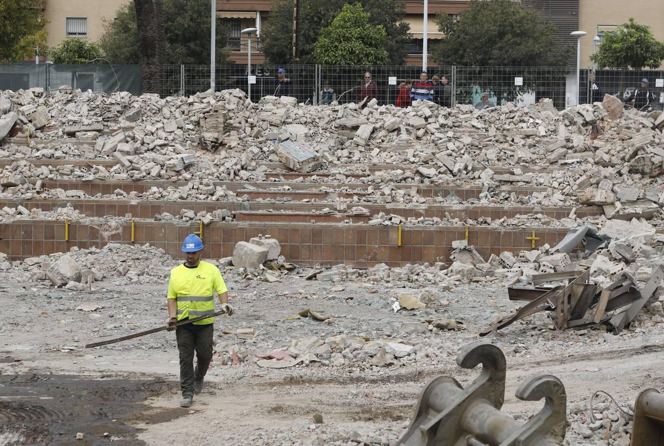 En imágenes, la demolición del Pabellón de la Juventud de Córdoba