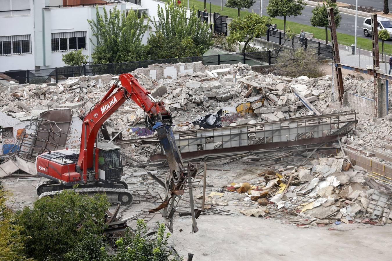 En imágenes, la demolición del Pabellón de la Juventud de Córdoba