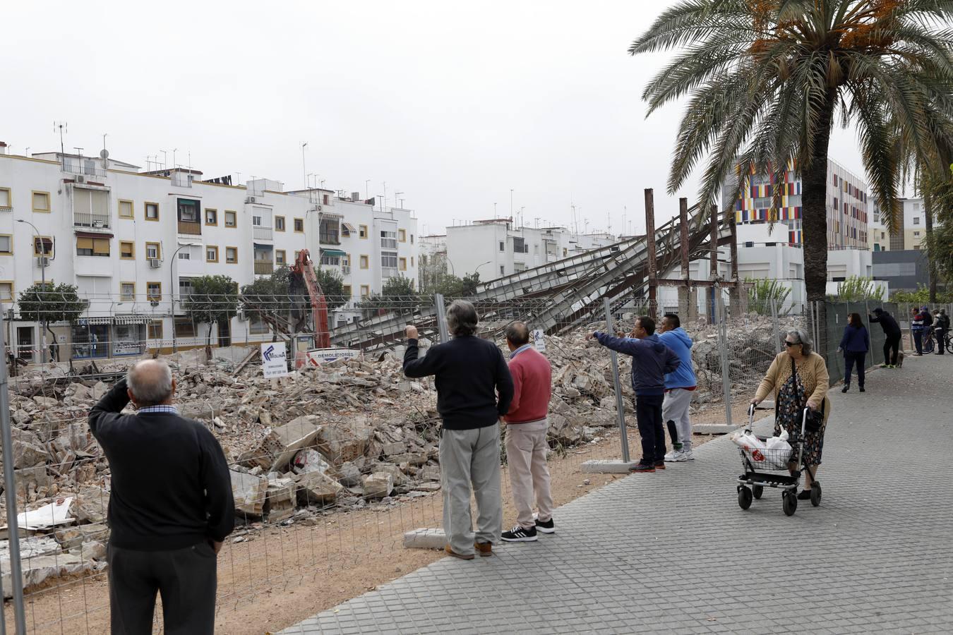 En imágenes, la demolición del Pabellón de la Juventud de Córdoba