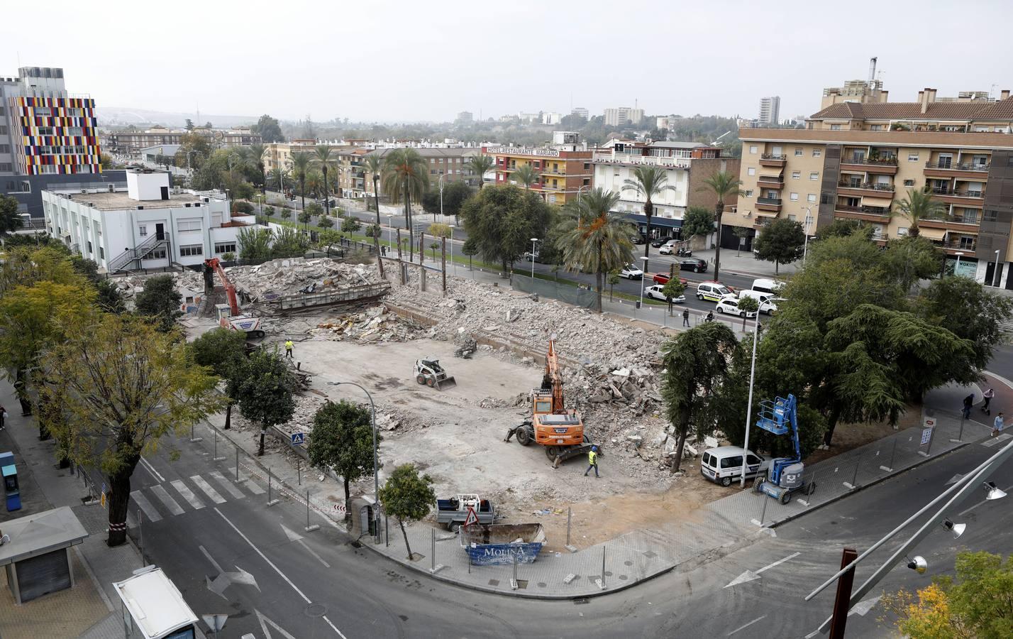 En imágenes, la demolición del Pabellón de la Juventud de Córdoba