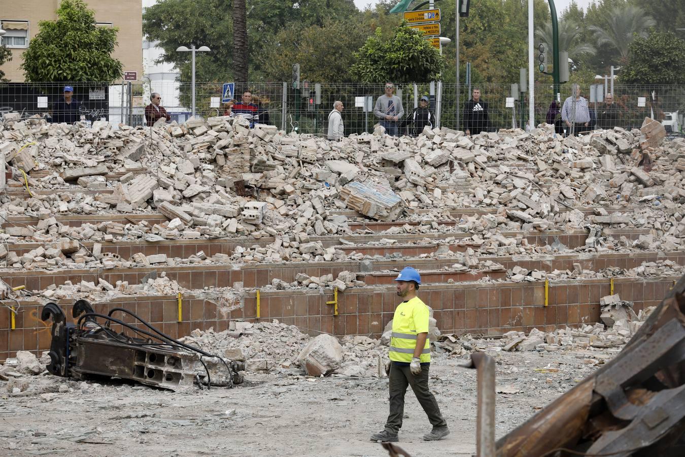 En imágenes, la demolición del Pabellón de la Juventud de Córdoba