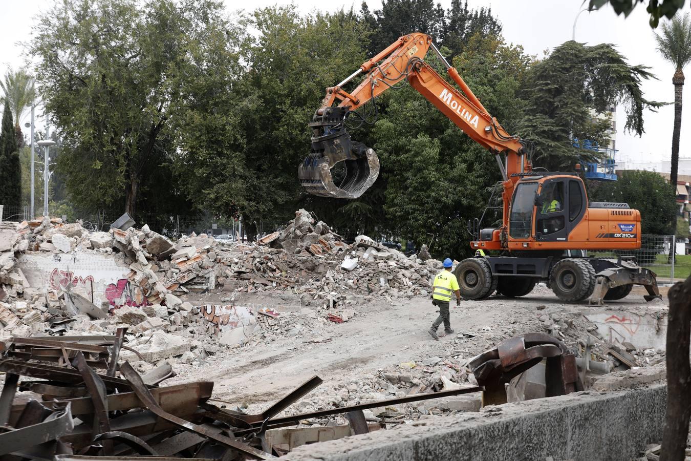 En imágenes, la demolición del Pabellón de la Juventud de Córdoba