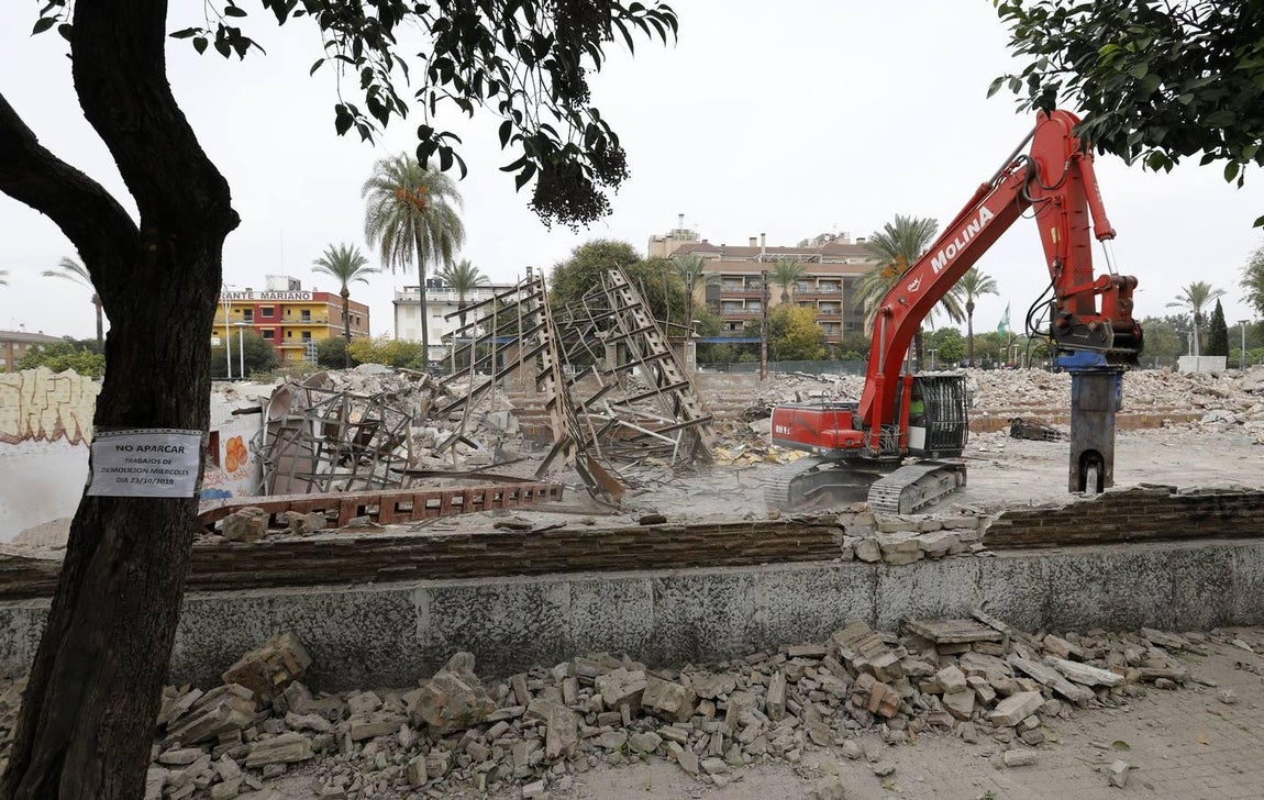 En imágenes, la demolición del Pabellón de la Juventud de Córdoba