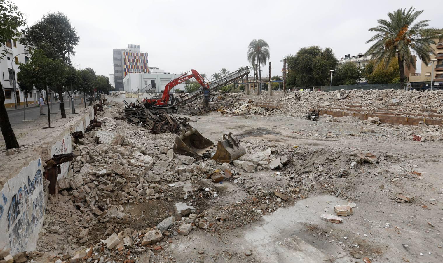 En imágenes, la demolición del Pabellón de la Juventud de Córdoba