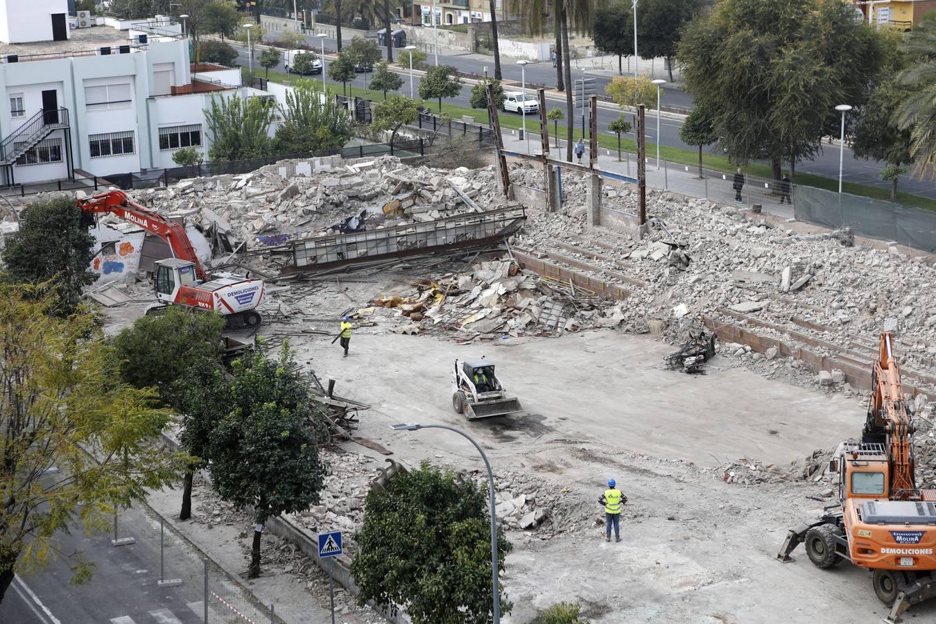 En imágenes, la demolición del Pabellón de la Juventud de Córdoba