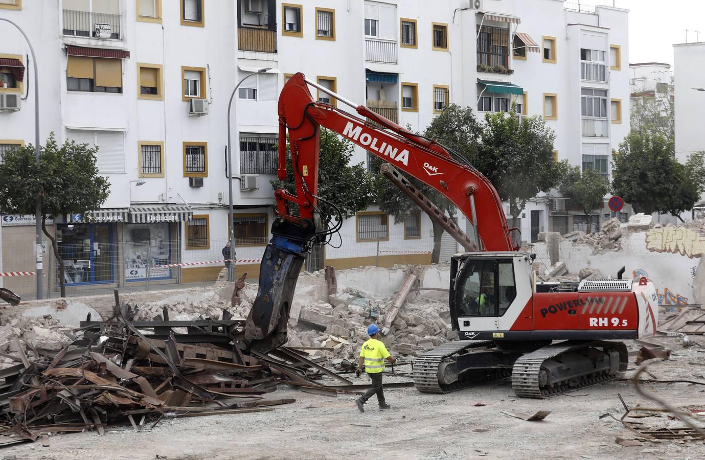 En imágenes, la demolición del Pabellón de la Juventud de Córdoba