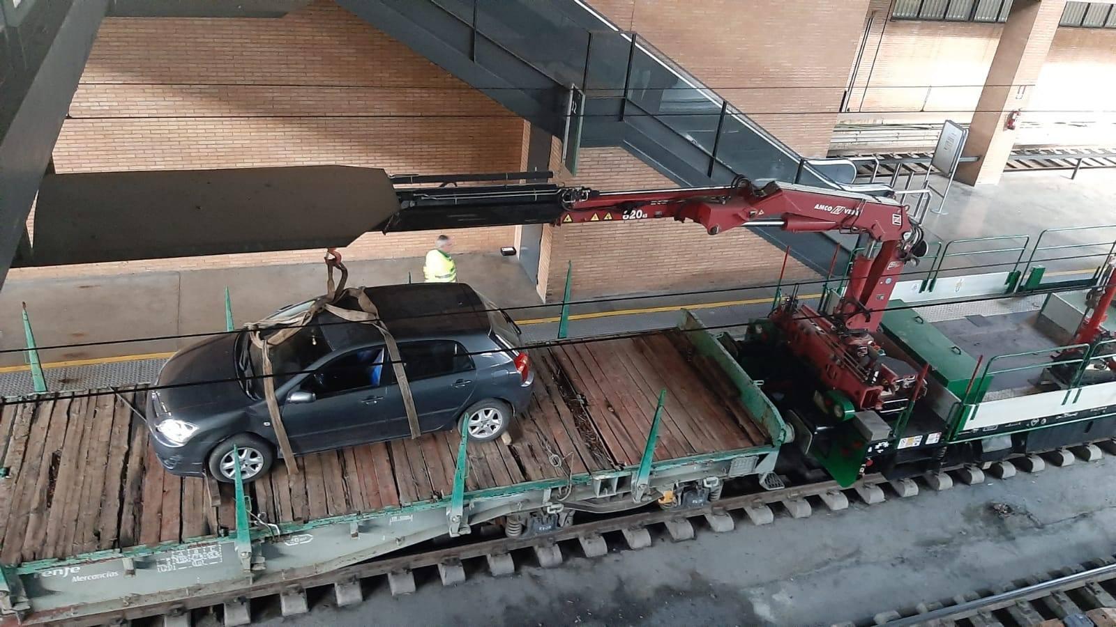 Un conductor despistado circula por la vía del tren hasta llegar a la estación de Santa Justa