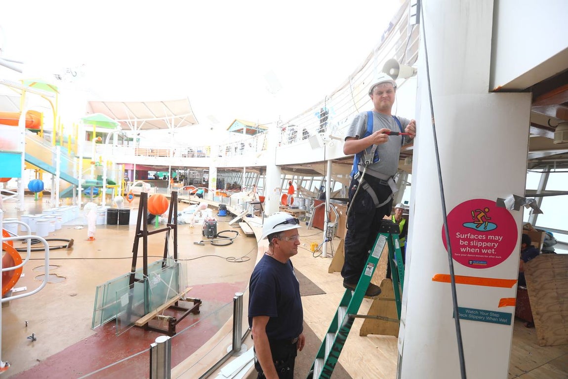 Las primeras imágenes de la reparación del crucero Oasis, de Royal Caribbean