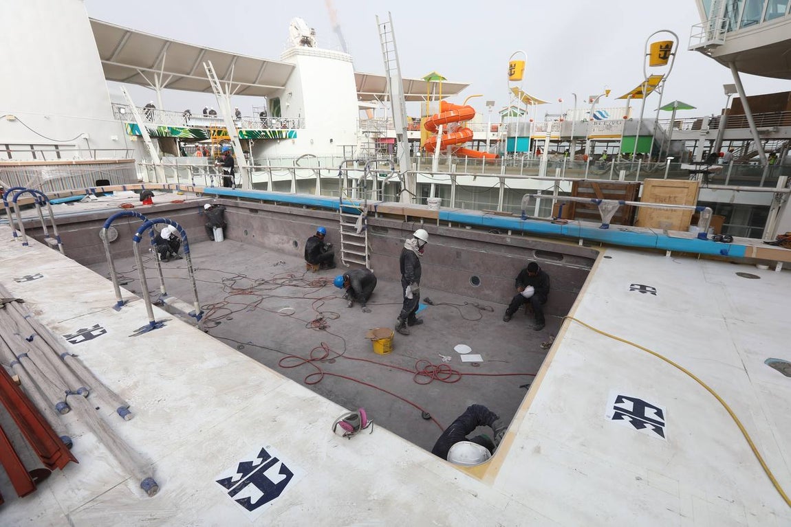 Las primeras imágenes de la reparación del crucero Oasis, de Royal Caribbean