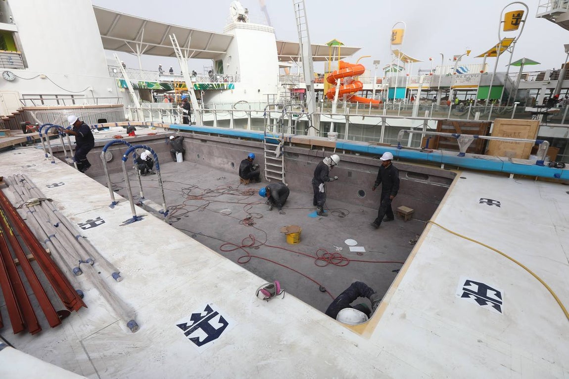 Las primeras imágenes de la reparación del crucero Oasis, de Royal Caribbean