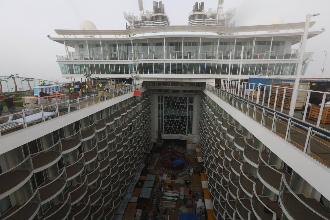 Las primeras imágenes de la reparación del crucero Oasis, de Royal Caribbean