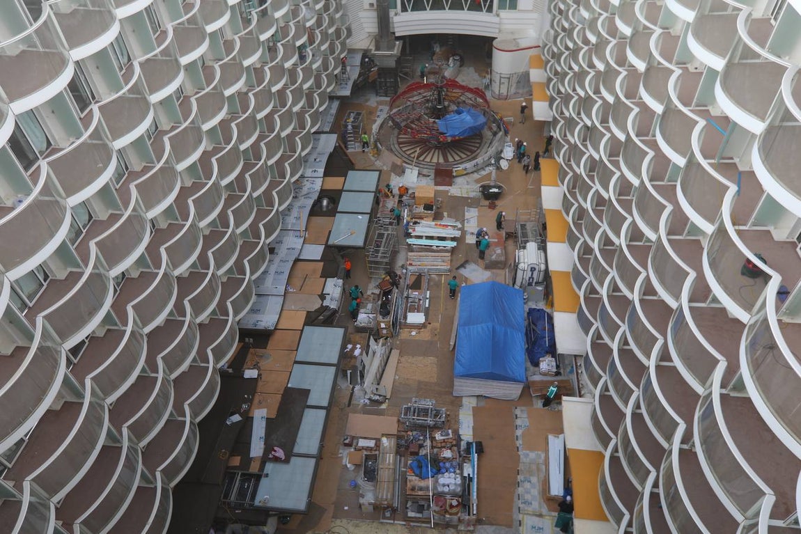 Las primeras imágenes de la reparación del crucero Oasis, de Royal Caribbean