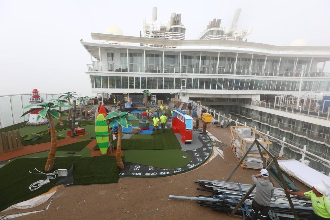 Las primeras imágenes de la reparación del crucero Oasis, de Royal Caribbean