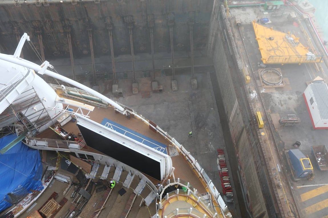 Las primeras imágenes de la reparación del crucero Oasis, de Royal Caribbean