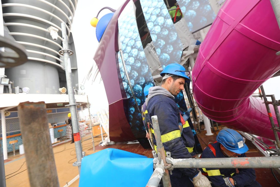 Las primeras imágenes de la reparación del crucero Oasis, de Royal Caribbean
