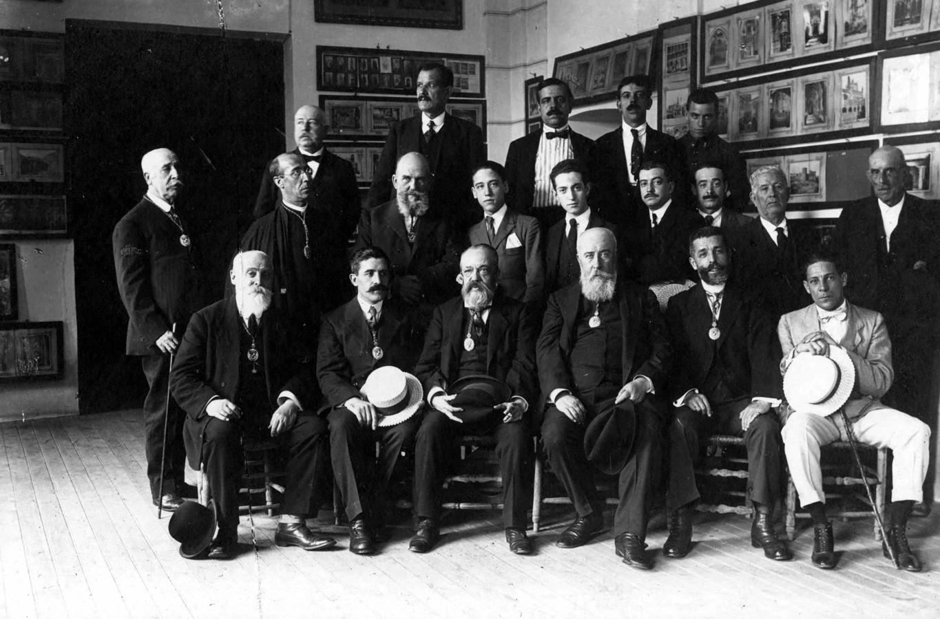 Ezequiel Martín (2ª fila, 1º izda.) junto a otros miembros de la Academia de Bellas Artes y Ciencias Históricas de Toledo y acompañantes (30 de junio de 1918). Foto Rodríguez. 