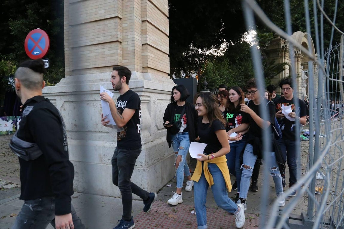 Ambiente previo al concierto de Green Day en la Plaza de España por los MTV EMA Sevilla 2019