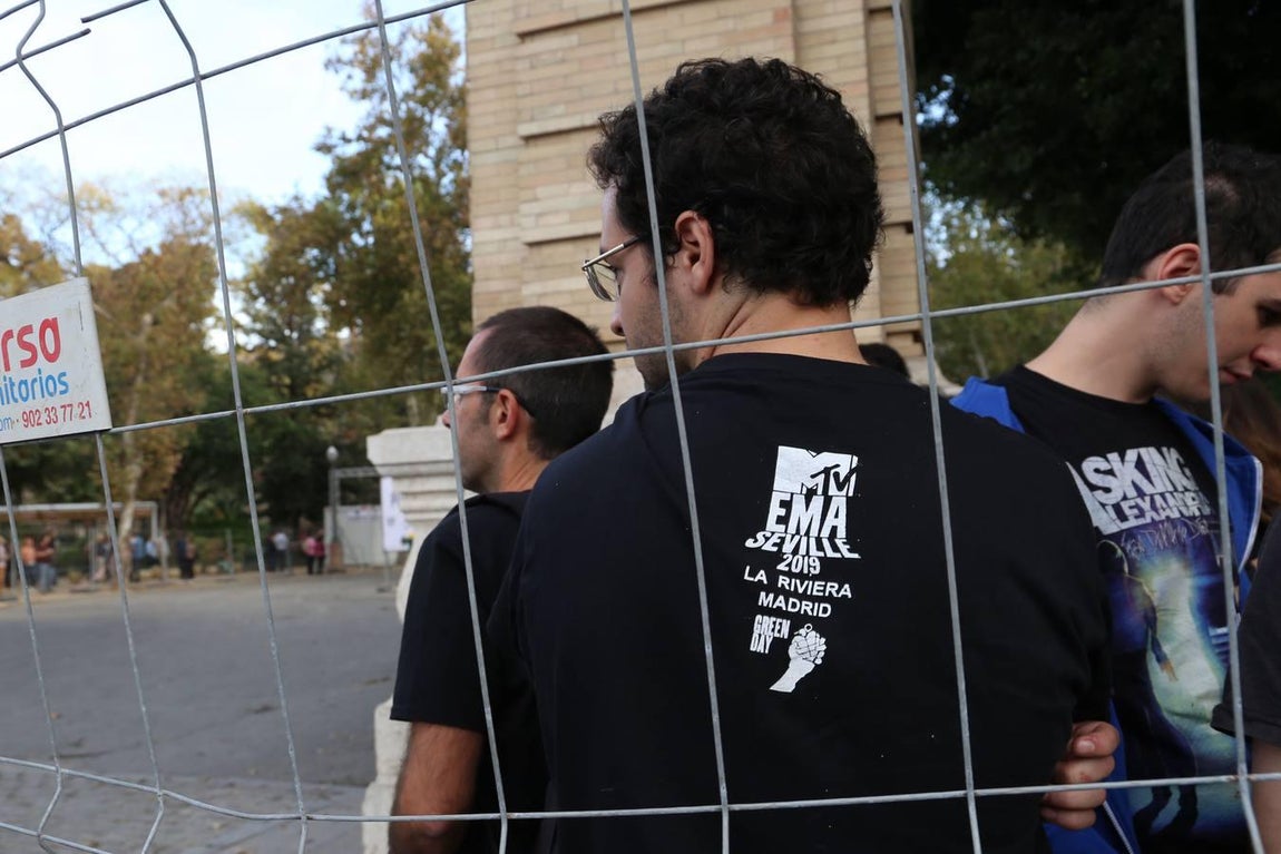 Ambiente previo al concierto de Green Day en la Plaza de España por los MTV EMA Sevilla 2019