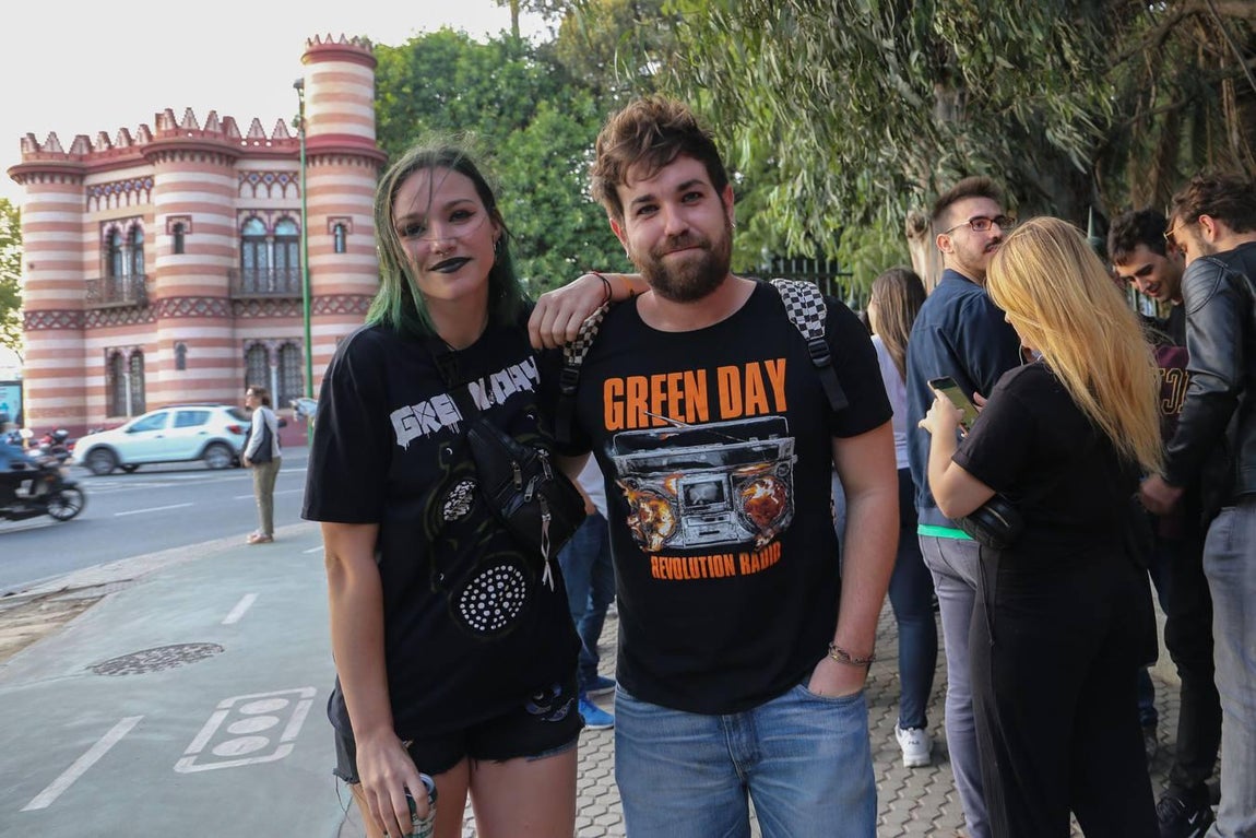 Ambiente previo al concierto de Green Day en la Plaza de España por los MTV EMA Sevilla 2019