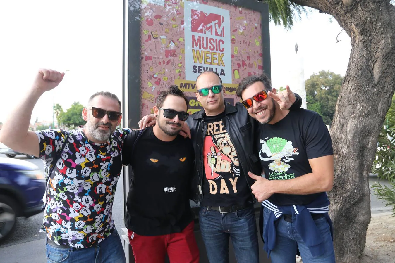 Ambiente previo al concierto de Green Day en la Plaza de España por los MTV EMA Sevilla 2019