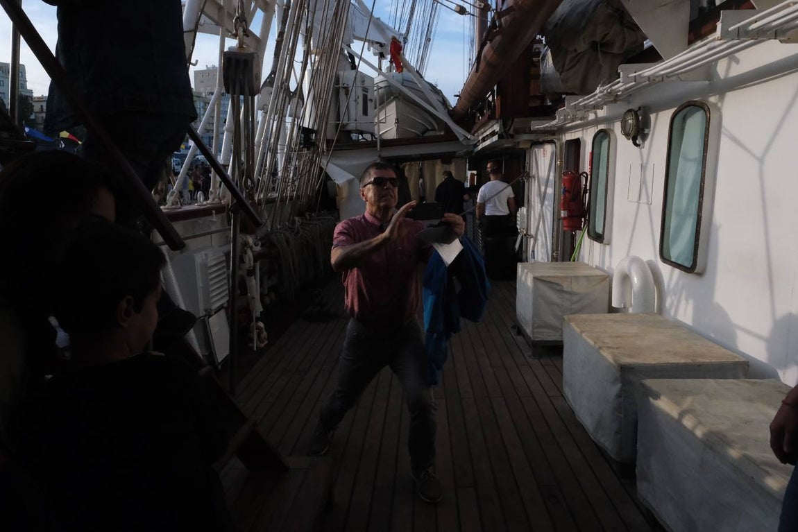 FOTOS: Colas y gran expectación para visitar el Juan Sebastián de Elcano en Cádiz