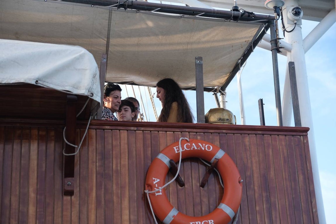 FOTOS: Colas y gran expectación para visitar el Juan Sebastián de Elcano en Cádiz