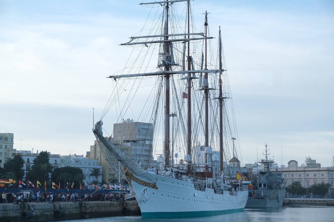 FOTOS: Colas y gran expectación para visitar el Juan Sebastián de Elcano en Cádiz