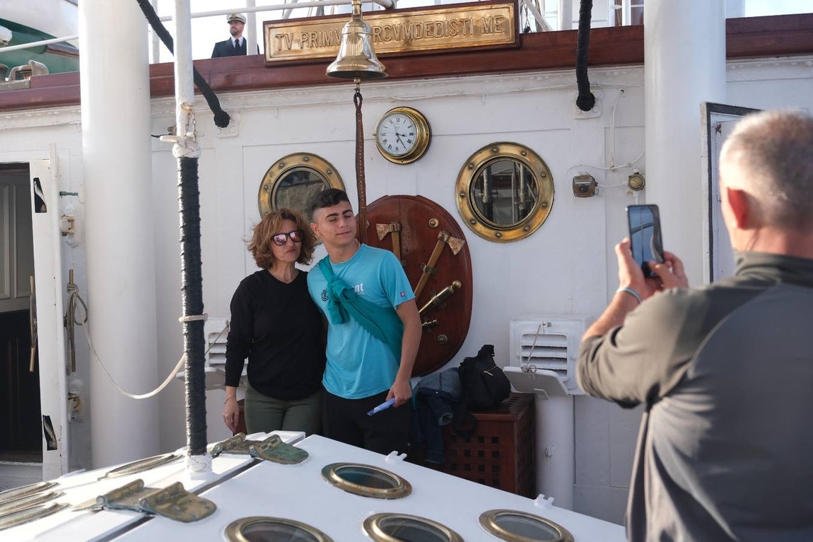 FOTOS: Colas y gran expectación para visitar el Juan Sebastián de Elcano en Cádiz