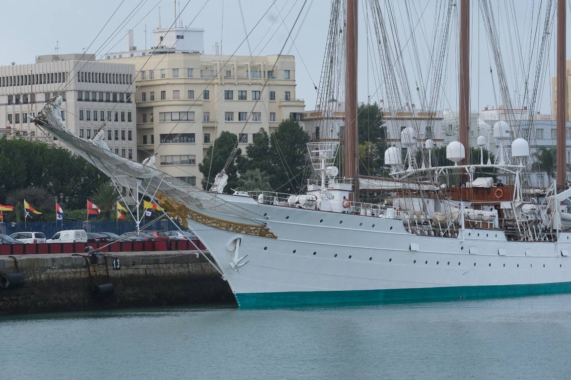 FOTOS: Colas y gran expectación para visitar el Juan Sebastián de Elcano en Cádiz