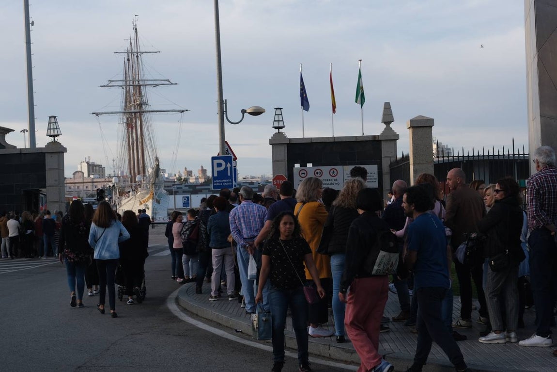 FOTOS: Colas y gran expectación para visitar el Juan Sebastián de Elcano en Cádiz